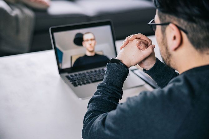 オンライン会議をする2人の男性