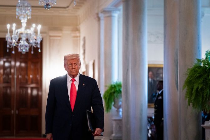 2025年4月8日、アメリカ・ワシントンDCのホワイトハウス・イーストルームで行われた大統領令署名式に出席したドナルド・トランプ米大統領