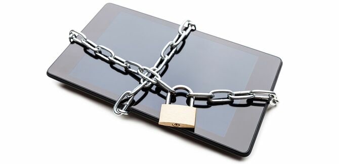 スマート フォンに南京錠とチェーン
