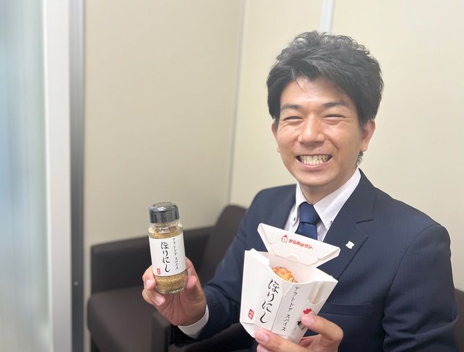 新井健吾さん。1980年生まれ。2003年ローソン入社。店長やSVを経て、18年に支店長に。店舗経営サポートを中心に社内部外調整などに携わる。