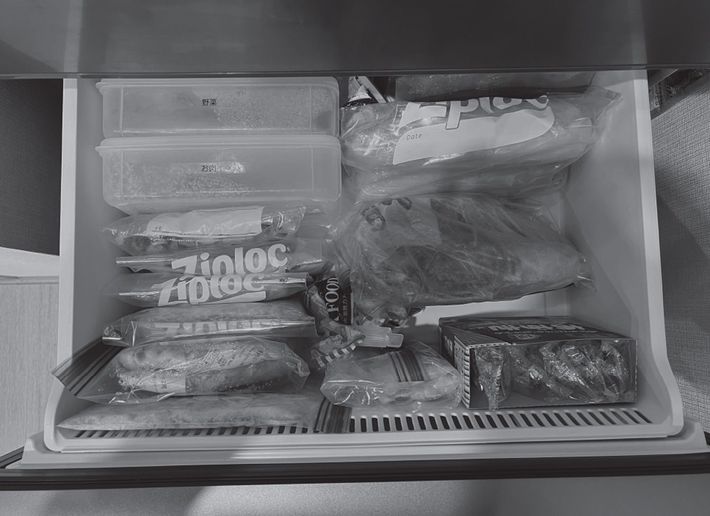 肉や魚などの食材は凍らせて立てて収納（書籍「<a href="https://www.amazon.co.jp/exec/obidos/ASIN/4093115575/presidentjp-22" target="_blank">キッチン『から』片づければ、家は必ずキレイになる！</a>」より引用）