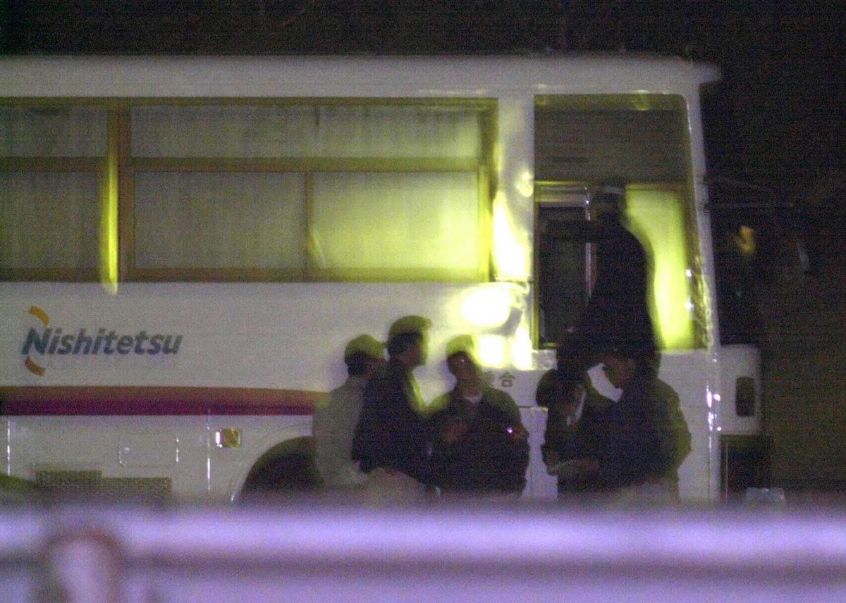 「バスジャック事件犯人」も被害者だった（乗っ取られた西鉄の高速バス「わかくす号」の運転席に近づいて容疑者の説得に当たる捜査員、2000年5月4日撮影）