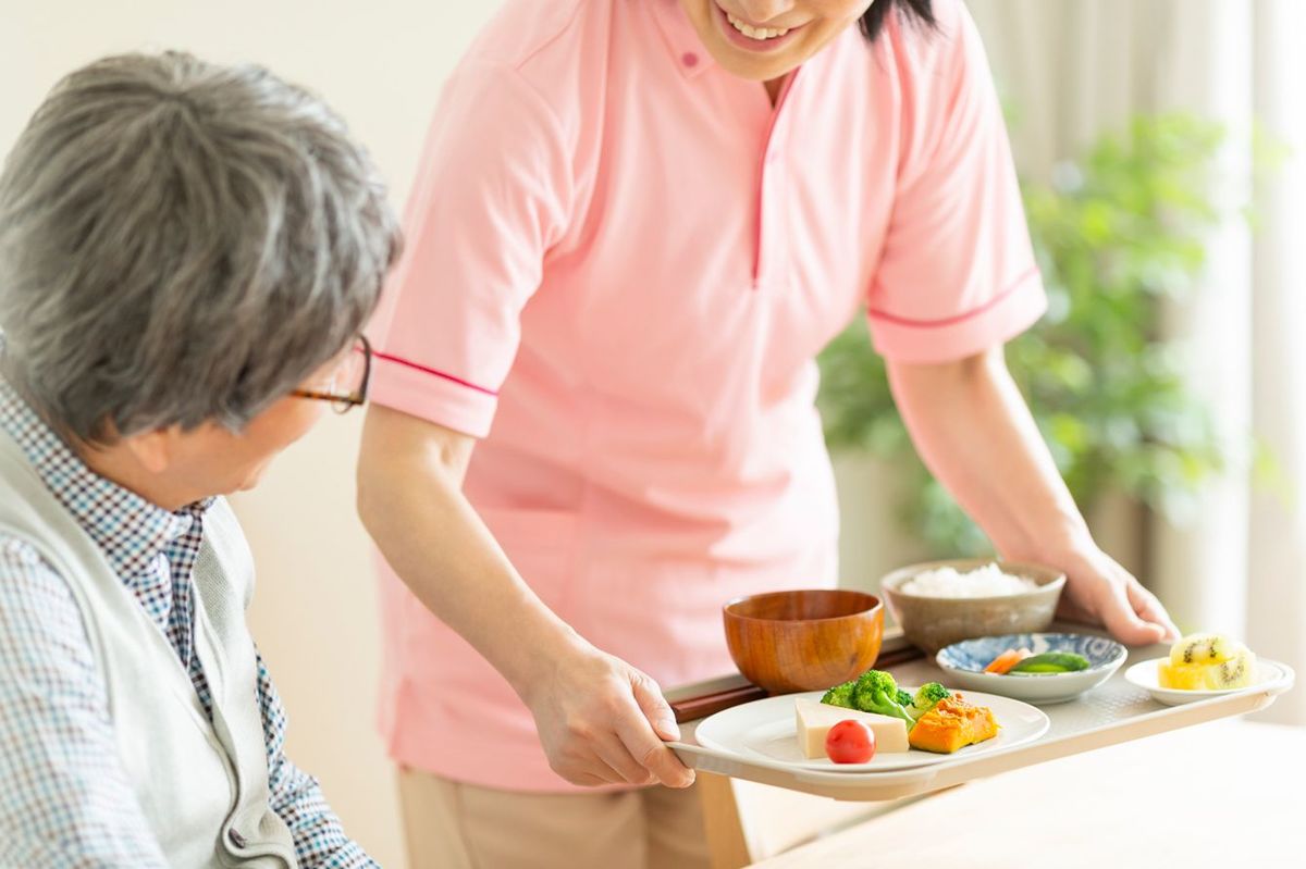 食事を配膳する介護スタッフ