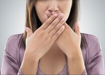 歯磨きしても口がクサいと言われる人の特徴5