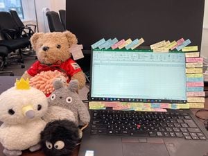 華房さんのPCに貼られた大量の付箋と仲間たち。