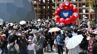 まるで異世界だよ…｢大阪･関西万博｣ではオワコン､｢20年前の愛知万博｣では必需品だった"アイテム"