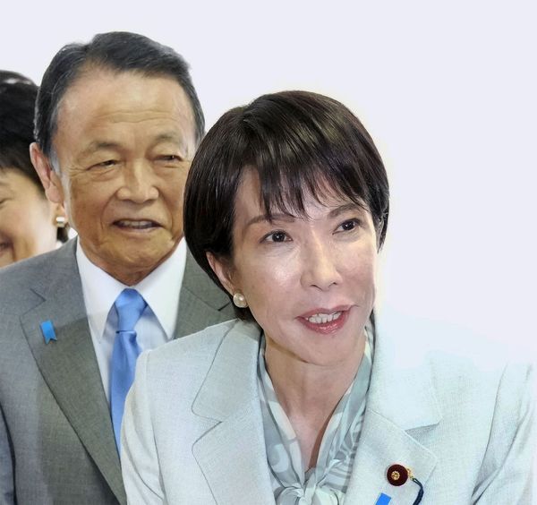 自民党の新執行部が発足し、党本部での写真撮影を終えた高市早苗総裁（手前）と麻生太郎副総裁＝2025年10月7日、東京・永田町