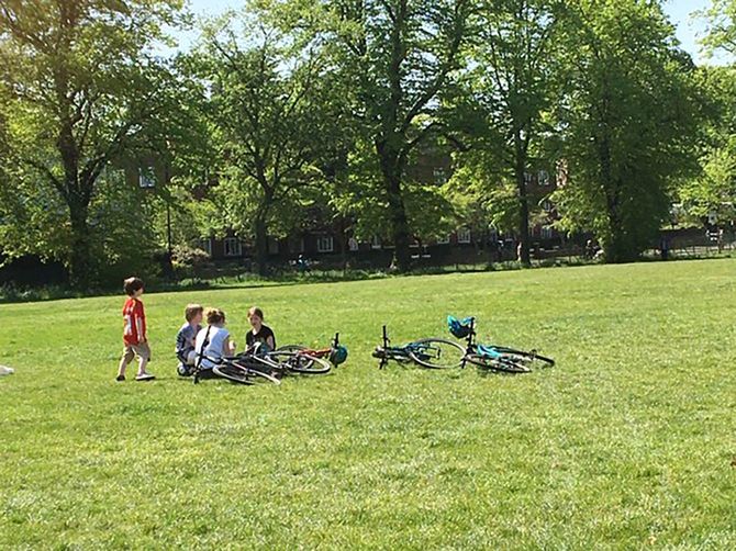 ママが子供達と一緒に自転車で公園へ