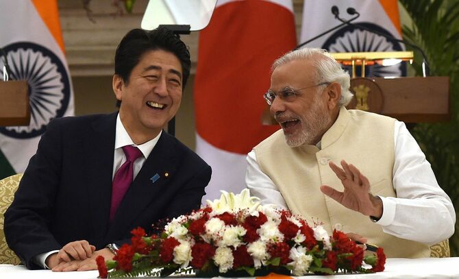 2015年12月12日、談笑する安倍晋三首相（左・当時）とインドのモディ首相（インド・ニューデリー）