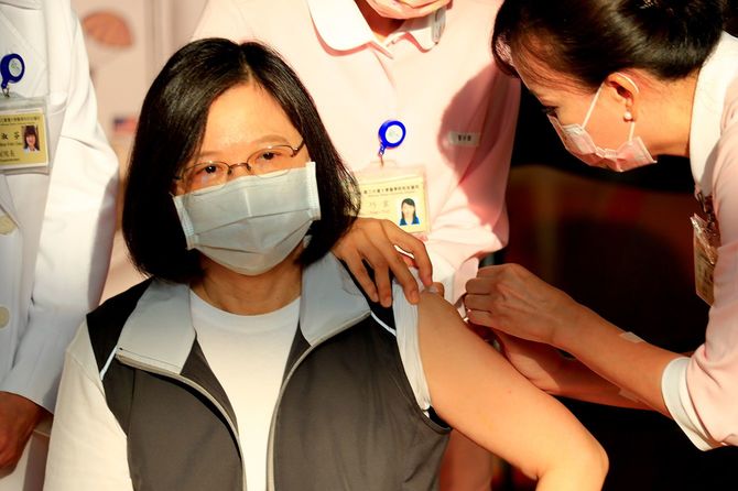 8月23日、台湾が自主開発したワクチンの接種を受ける蔡英文総統