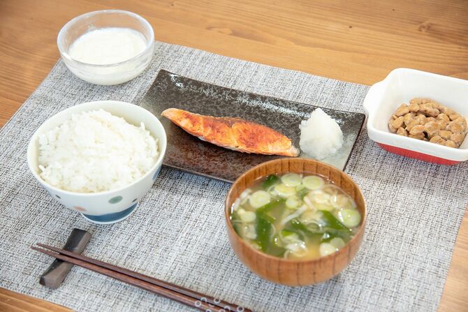 ご飯、みそ汁、焼き魚、納豆などの朝食