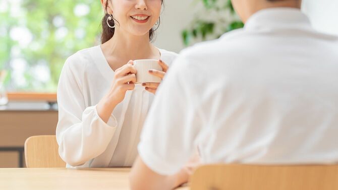 台所でお茶を飲む若い日本のカップル