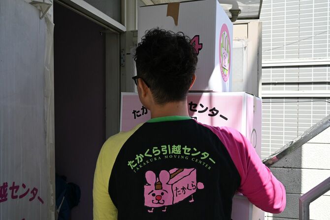 プロの引っ越し作業に、素人が混じると、テンポが狂ってかえって邪魔になりやすい。「プロに任せて素人は手伝わない」が正解だ。