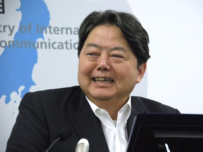 総務相の退任記者会見で質問に答える林芳正氏＝2026年9月17日午後、総務省