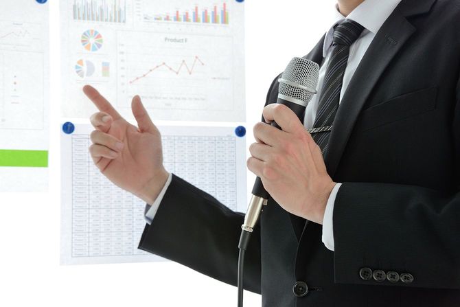 プレゼンする人のイメージ