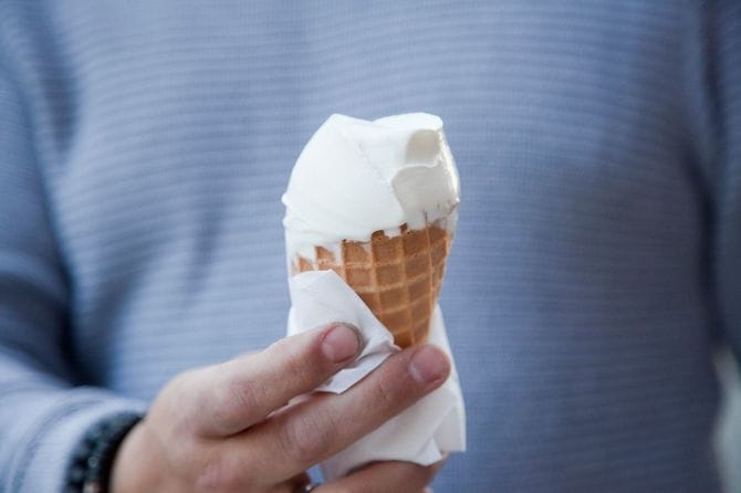 アイスクリームコーンを持つ青いシャツを着た男