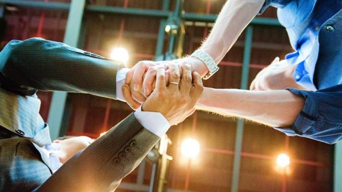 2人のビジネスパーソンが握手している、下からのショット