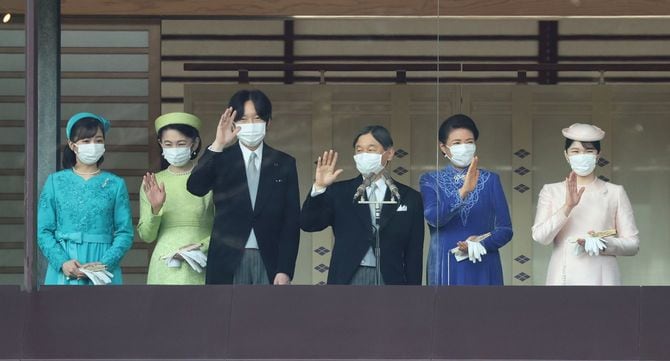 天皇誕生日の一般参賀で手を振られる天皇、皇后両陛下と長女愛子さま、秋篠宮ご夫妻と次女佳子さま＝2023年2月23日、皇居