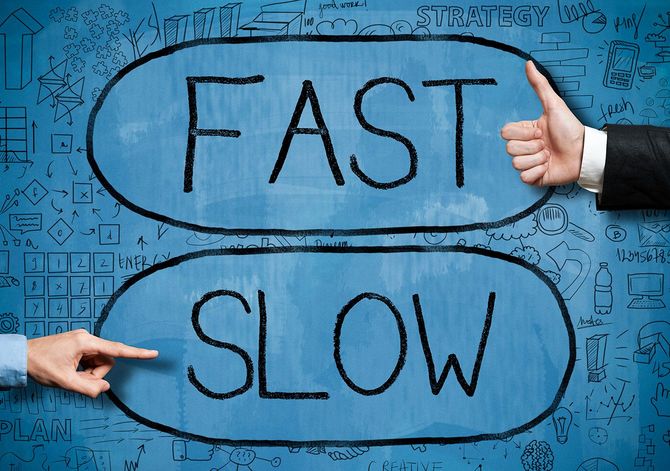 高速または低速/青いボード コンセプト