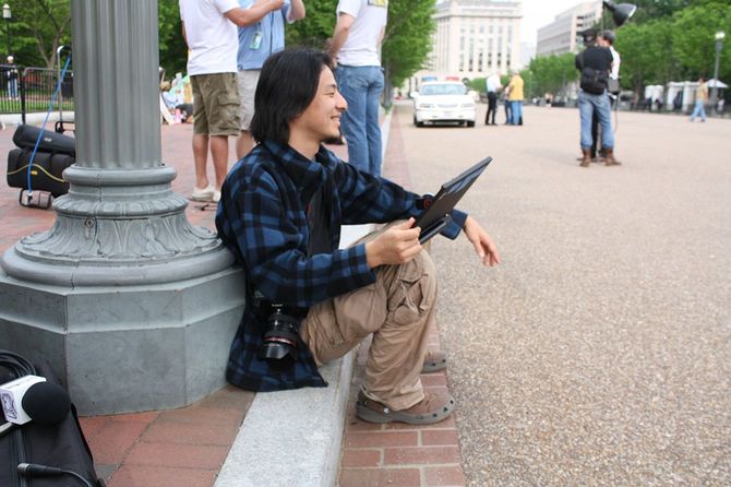 2011年5月、ワシントンDC・ホワイトハウス前で取材中のひろゆき氏