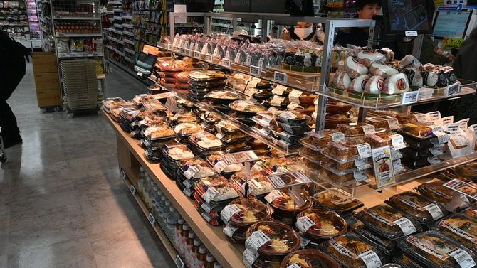 「トライアルGO」の弁当棚。弁当が平置きのため、棚の向こう側が見える