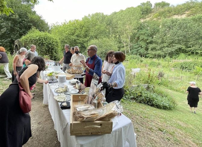 アグリツーリズムに参加中のUSASBE一行。チーズ試食会・ワイン試飲会で地元の若き生産者たちと触れ合う