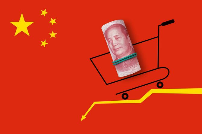 赤い矢印に人民元のお金が入った買い物かご