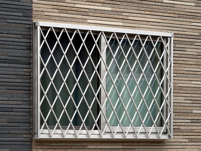 格子付きの窓