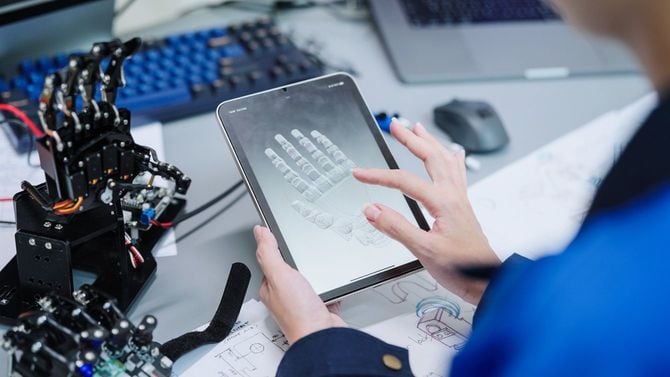タブレットで3Dロボティクスアームモデルプロトタイプに取り組むエンジニア