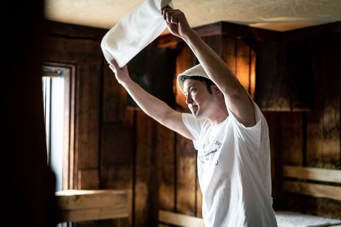 サウナ室で「アウフグース」をする熱波師・箸休めサトシ氏。