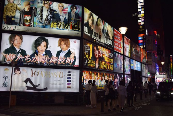 大久保公園の近くにはホストクラブが多く、派手な看板を掲げている