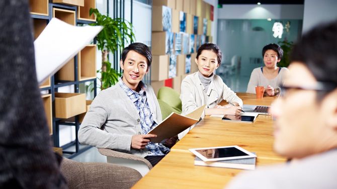 オフィスでミーティング