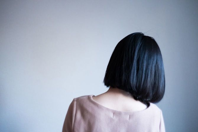 ひどく疲れて落ち込んでいる女性