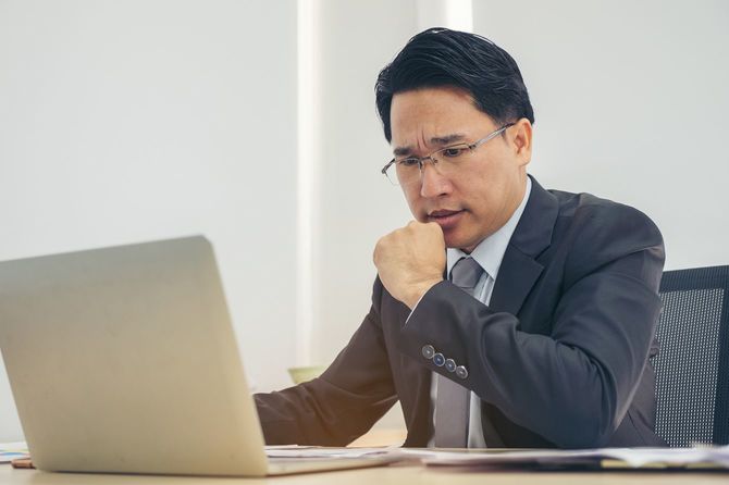 ラップトップを使用するビジネスマン