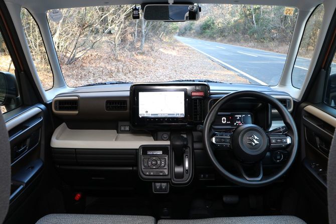 助手席のフロントテーブルはかなり大きい