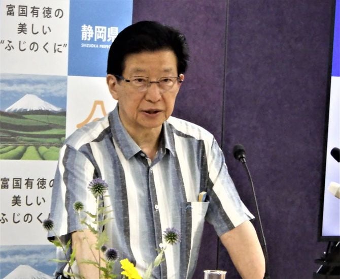 11日の会見で首尾一貫して給料等を返上する意向だったと説明する川勝知事（静岡県庁）