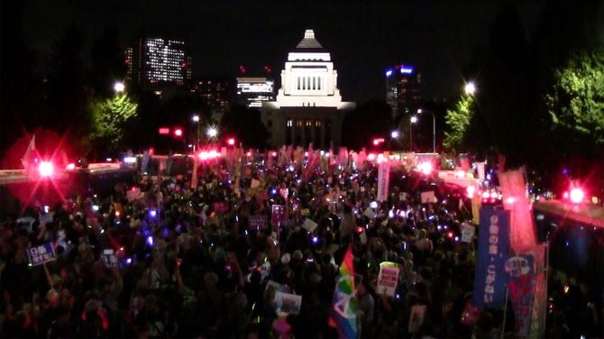 安全保障関連法案に反対し、国会前で抗議するデモの参加者＝2015年9月14日夜、東京・永田町