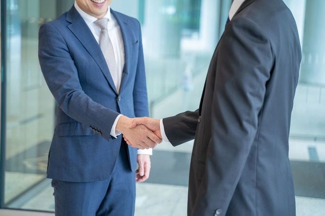 握手をするビジネスパーソン