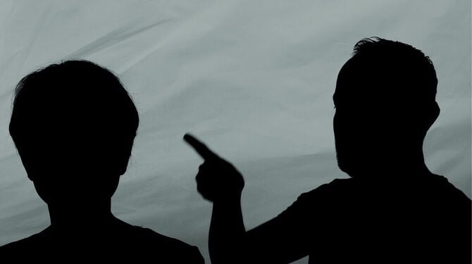 指をさす人のシルエット