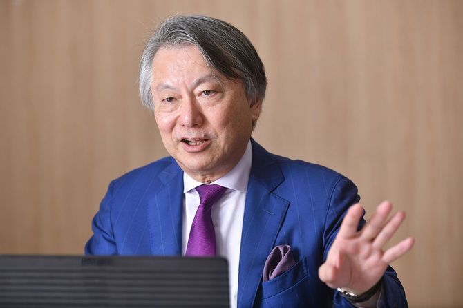 インタビューに応じる村上清貴社長