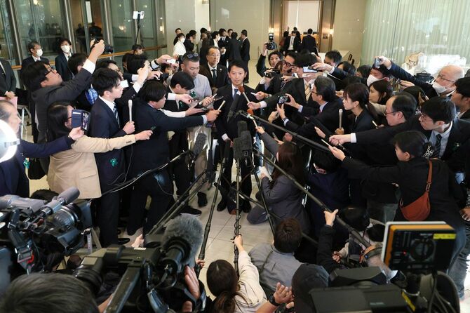 全国知事会議に出席後、報道陣の取材に応じる兵庫県の斎藤元彦知事(中央)=2024年11月25日、東京都千代田区