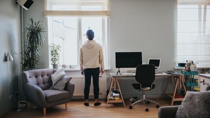 ステイホームで社会的孤立を感じる男性