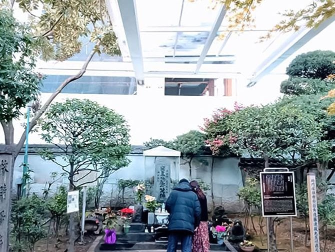 三井物産本社工事中、ガラスケースで将門塚が「保護」されている様子