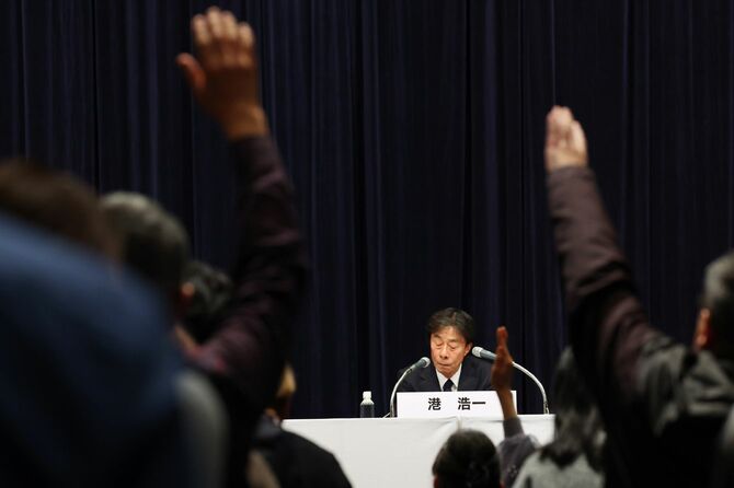 フジテレビ／会見する港社長