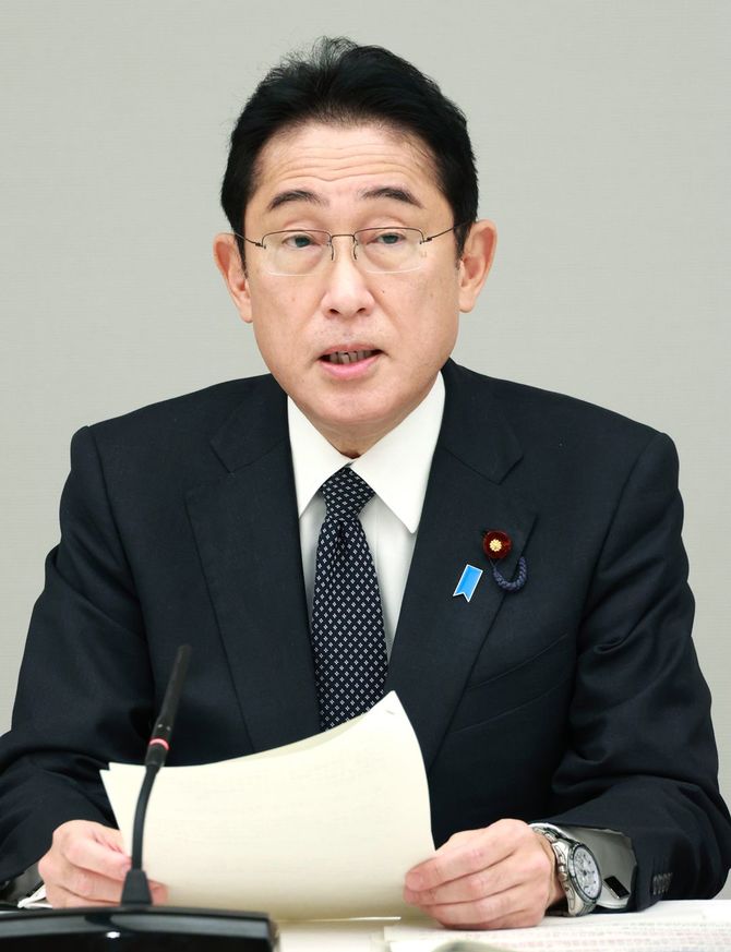 新型コロナウイルス感染症対策本部の会合で発言する岸田文雄首相=2023年1月27日午後、首相官邸