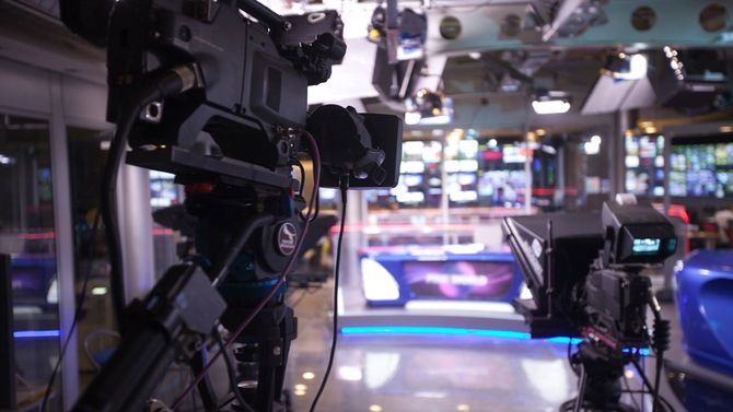 テレビスタジオに並ぶカメラ