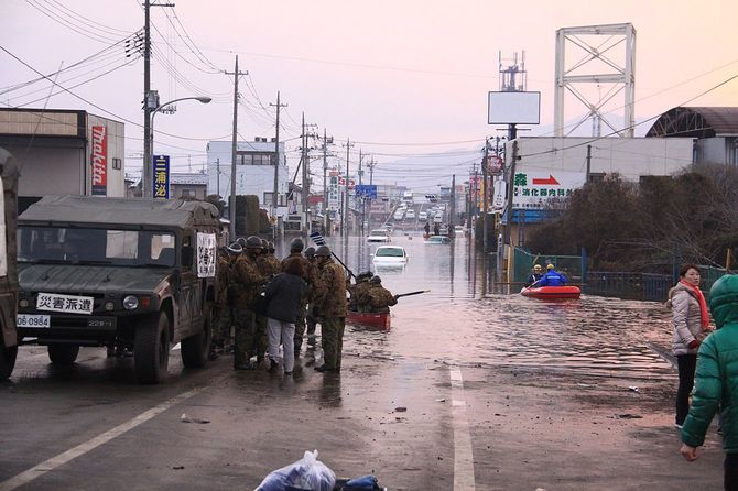 市内が冠水したためボートで救出活動を行う自衛隊員。（宮城県石巻市）