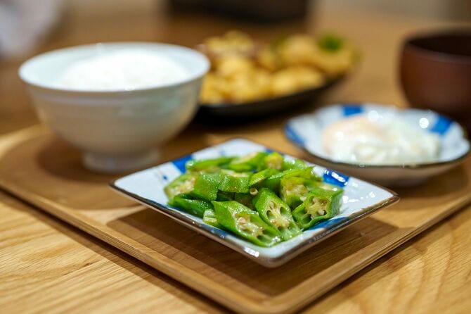 オクラの小皿がある食卓