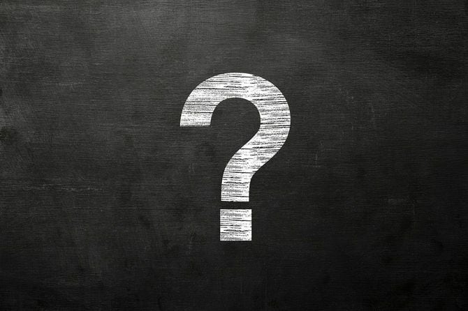 黒板にかかれたクエスチョンマーク
