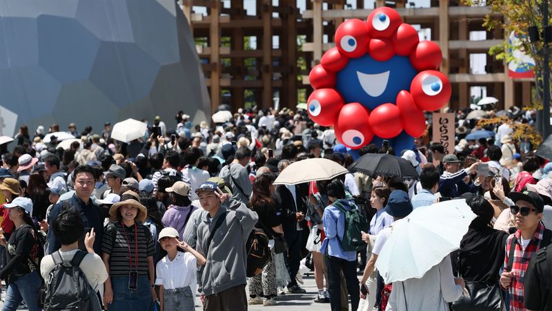 まるで異世界だよ…｢大阪･関西万博｣ではオワコン､｢20年前の愛知万博｣では必需品だった"アイテム" もうスマホがなければ何も知れない､できない